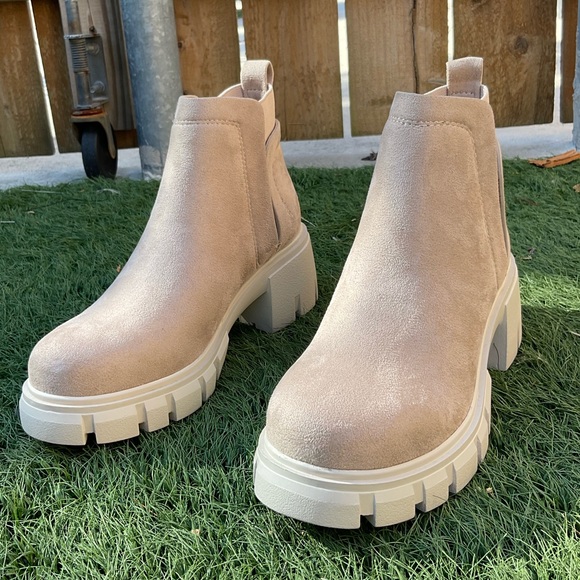 Clay colored lug style slip on boot. Two stretch panel easy on/off Soda TTS - Picture 2 of 5